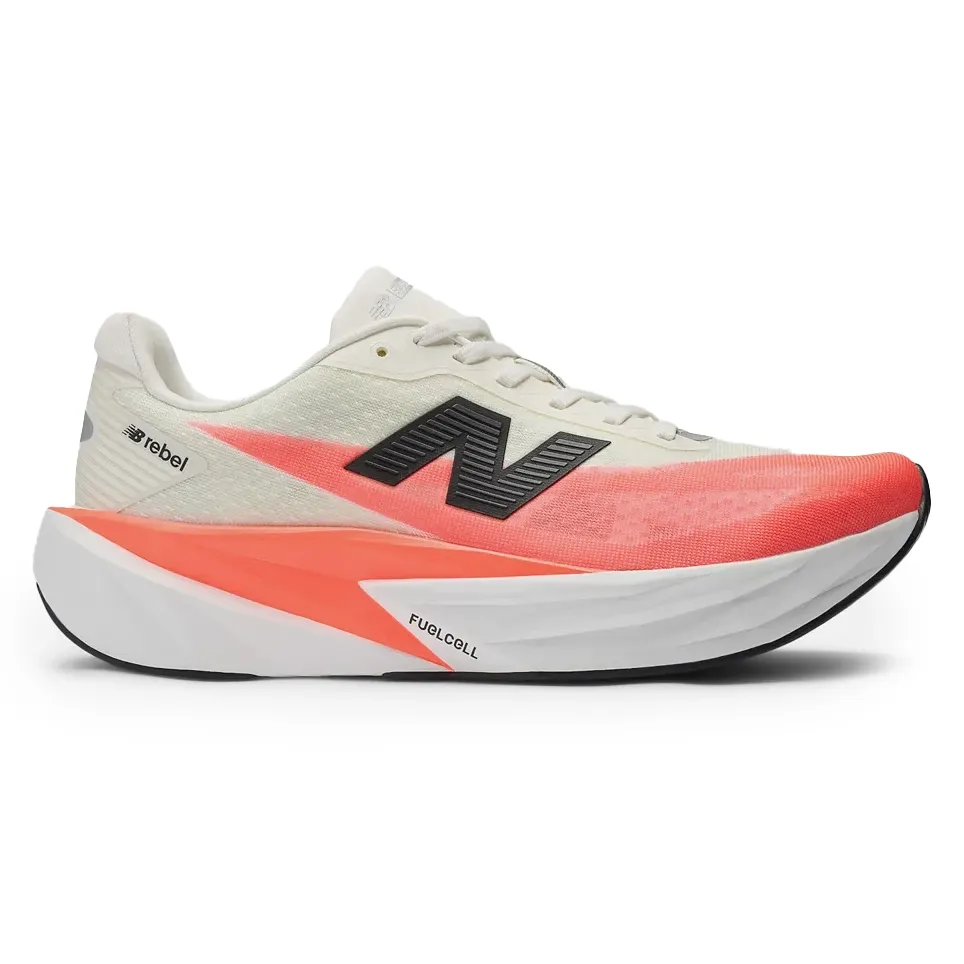 Tênis masculino New Balance Fuelcell Rebel V5 branco com detalhes coral, vista lateral esquerda, destacando logo 'N' preto e entressola branca com coral